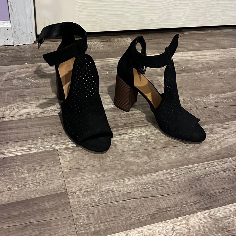 Universal Thread heels size 9.5